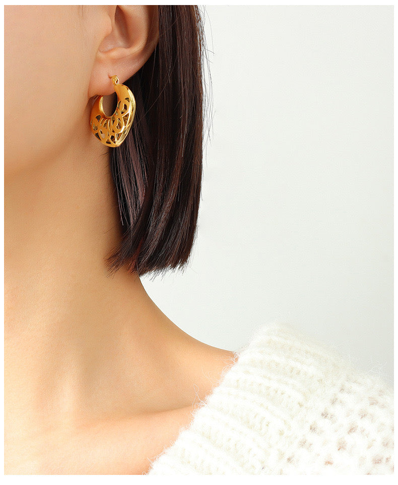 HEART EARRING WITH HOLLOW PEAK