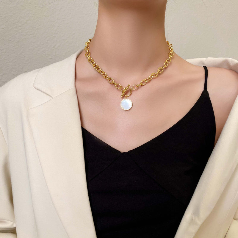 SIMPLE NECKLACE WITH NACAL PENDANT